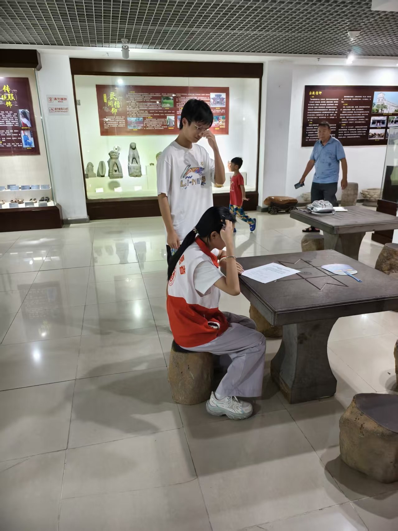 团队成员在雷州市博物馆现场填写并核对调研问卷