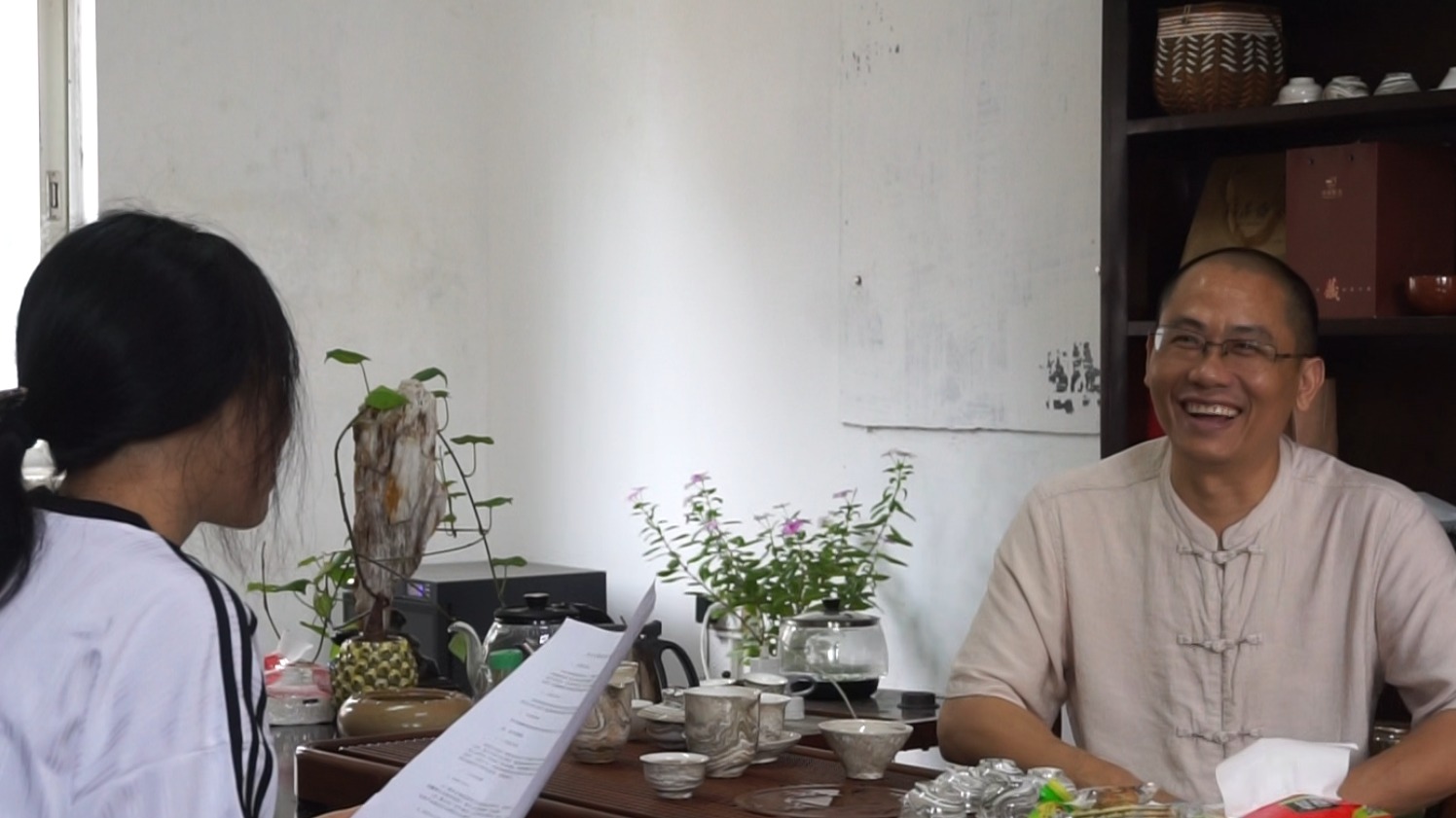 团队成员在百年根艺工作室开展人物访谈